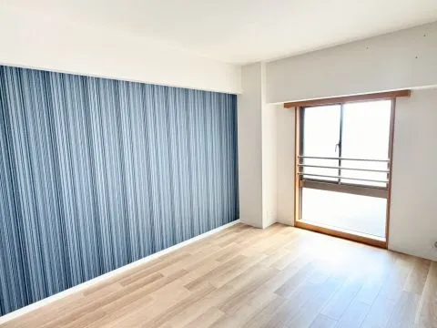 くすんだブルーがアクセントになったデザインがとてもお洒落!インテリアにもこだわりたくなります♪8帖の洋室です。