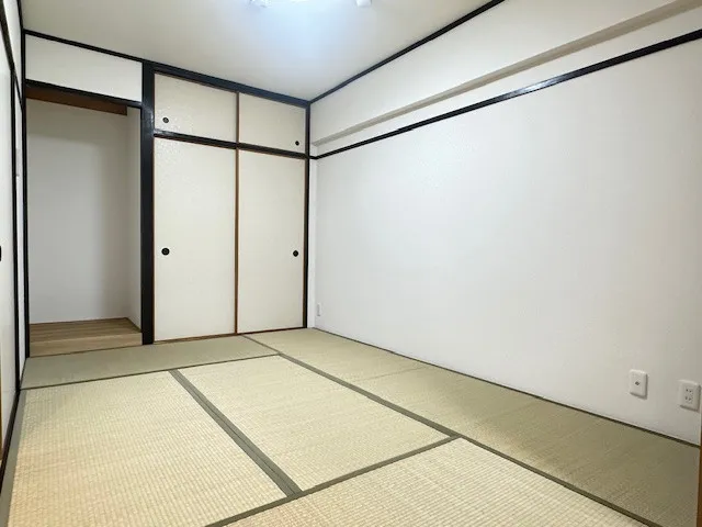 リビングの横には約6帖の和室があります。押入れもあるので、季節物のお布団もしっかり収納できそうです。