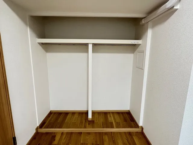 北西の部屋にはオープンタイプの収納が完備してあります。