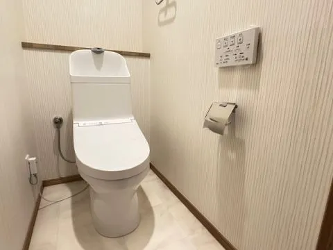 トイレはお掃除しやすい超節水型のトイレです。