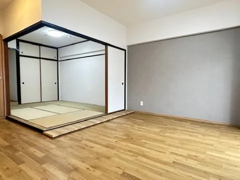 リビングの横の和室を開放すれば、さらに広い空間になりますよ♪