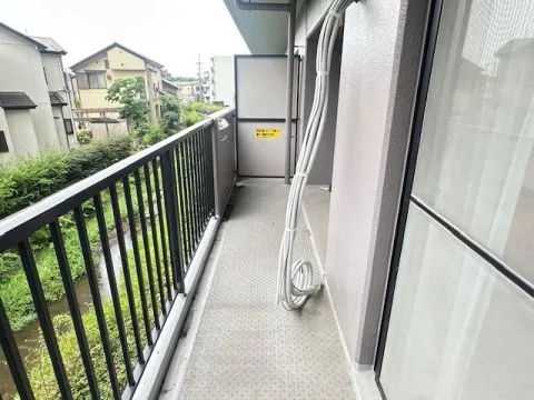 南面のバルコニーです。リビングを明るく照らしてくれる窓が2つあります。