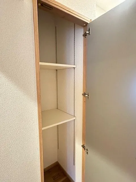 廊下にも収納があります。ストック品や、掃除道具入れに最適ですね。