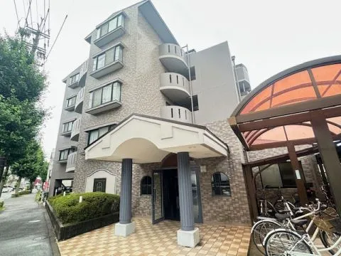 マンションの外観です!エントランスの隣がスグ駐輪場なので便利ですね。