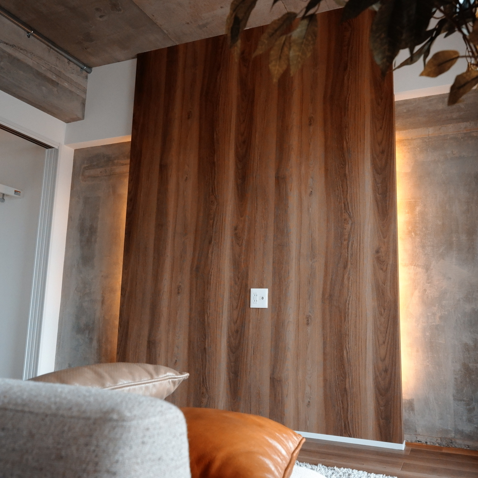 コンクリートの質感を背景に、間接照明で魅せる上質リビング。壁掛けテレビを設置できます。