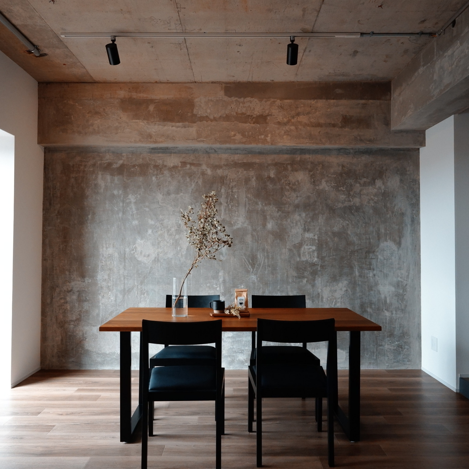 剥き出しの構造美を背景に、モダンに仕上げたダイニングです。