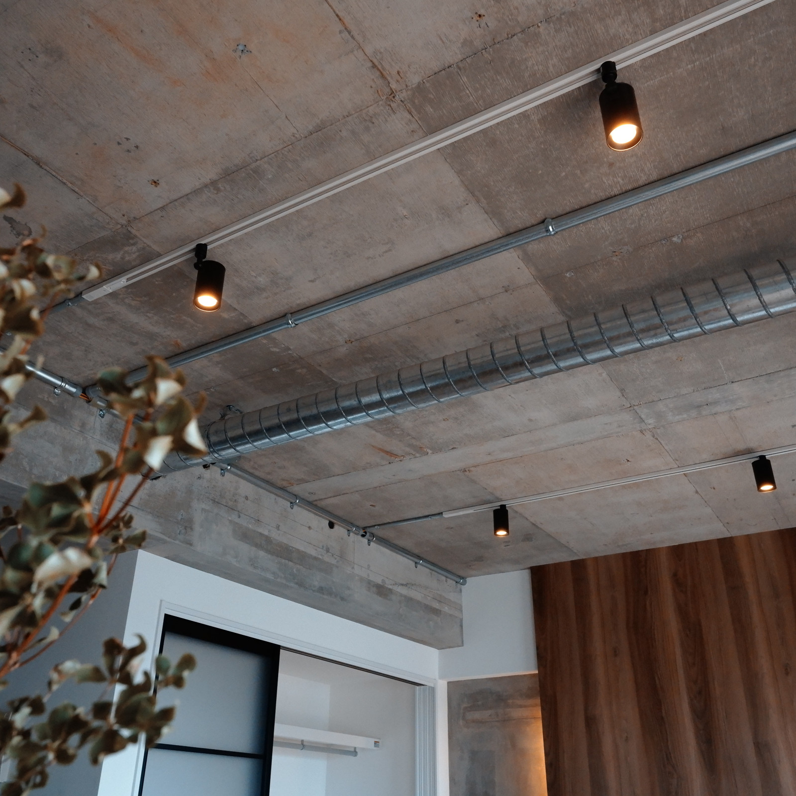 躯体あらわし×配管剥き出し・・・素材感を楽しむインダストリアルデザイン。