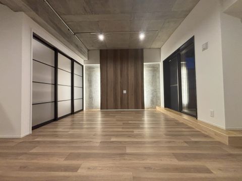 扉付きの収納で、生活感を上手に隠せます。