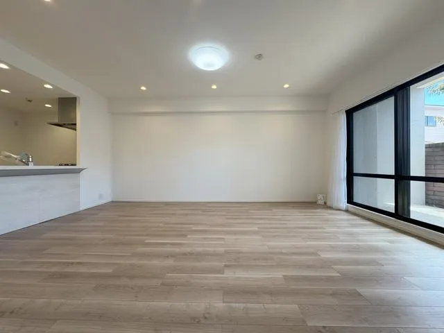【リビング】戸建てのような開放感をもたらす、広々とした空間。ご家族との大切な時間が穏やかに流れます！