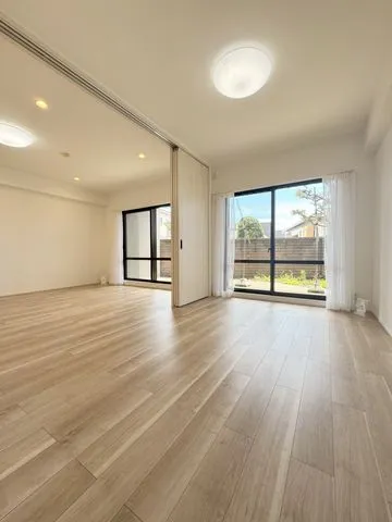 【洋室６.１帖】リビング隣の洋室。テラスから光が入る明るいお部屋です！