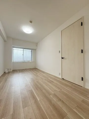 【洋室７.４帖】主寝室に相応しい広さのあるお部屋。ウォークインクローゼットを備えています。
