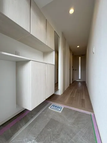 【玄関】上質な住空間でお客様をお迎えします。大容量のシューズボックスでいつでもすっきりと片付きます。