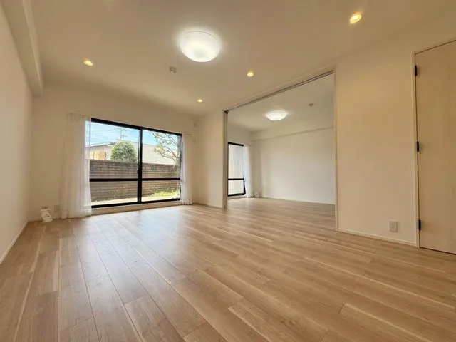 【リビング】テラスに面した窓から光と風をたっぷり取り込む爽やかなお住まいです！