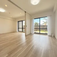 【洋室6.1帖】リビング隣の洋室。テラスから光が入る明るいお部屋です!