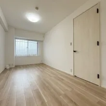 【洋室7.4帖】主寝室に相応しい広さのあるお部屋。ウォークインクローゼットを備えています。