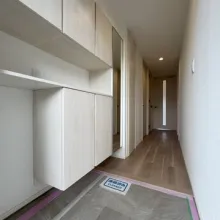 【玄関】上質な住空間でお客様をお迎えします。大容量のシューズボックスでいつでもすっきりと片付きます。