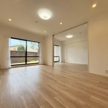 【リビング】テラスに面した窓から光と風をたっぷり取り込む爽やかなお住まいです!