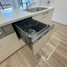 【食洗器】時短や節水だけでなく、高温で強力な水流で洗うため、衛生面でのメリットがございます。