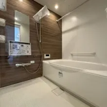 【浴室】大きなバスタブで1日の疲れを癒します。雨の日や冬のお洗濯も安心な浴室乾燥機を完備。