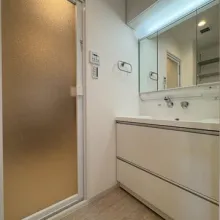 【洗面室】すっきり使える収納豊富な洗面台。シャワー付水栓でお掃除もしやすく清潔に保てます。