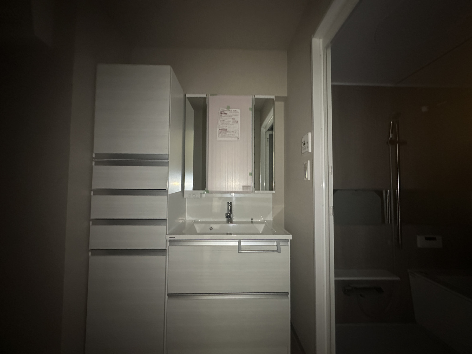 三面鏡も付いていて、収納スペースがしっかりと付いています◎