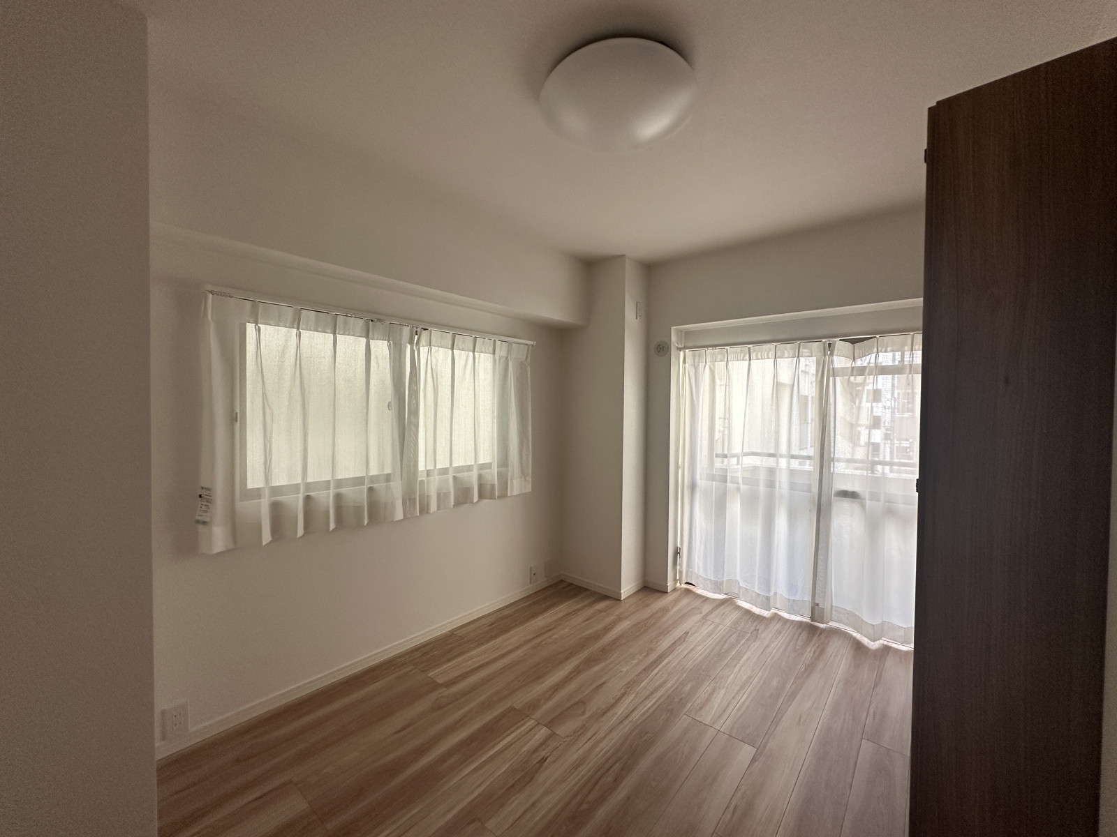 約5.8帖の洋室◎北側にはバルコニーが付いています◎