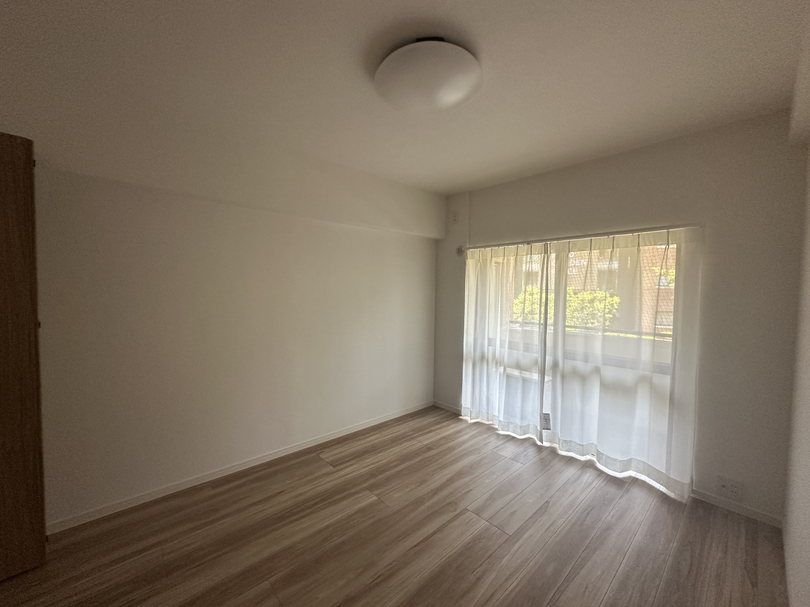 リビング横にある約5.8帖の洋室◎