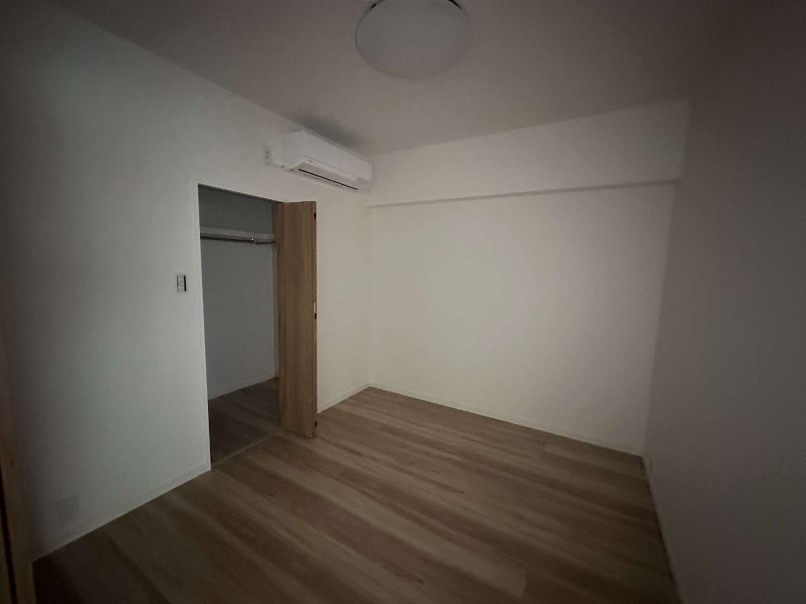 リビング横にある、約4.2帖の洋室◎服が大容量に収納できる、ウォークインクローゼット付◎