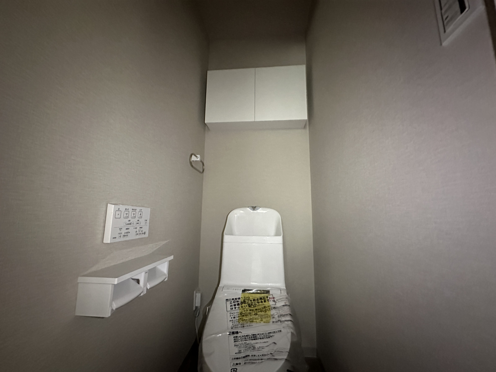 ウォシュレット付きのトイレ◎収納棚もついています◎