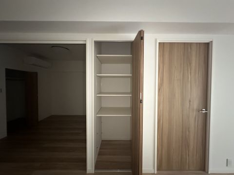 リビングにある収納棚◎好きなものを詰め込めます◎