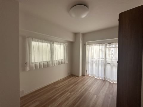 約5.8帖の洋室◎北側にはバルコニーが付いています◎