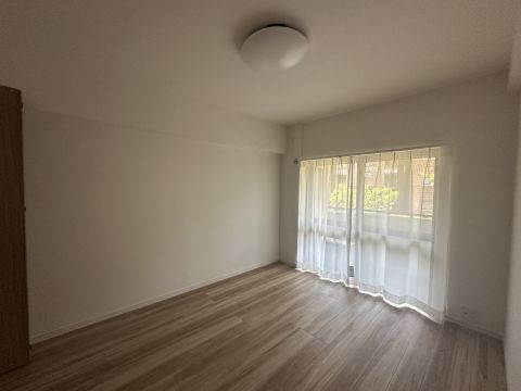 リビング横にある約5.8帖の洋室◎