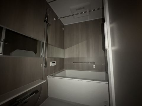 １日の疲れを癒すバスルーム◎　急な雨の日でも洗濯が干せる浴室乾燥機付きなので便利です◎