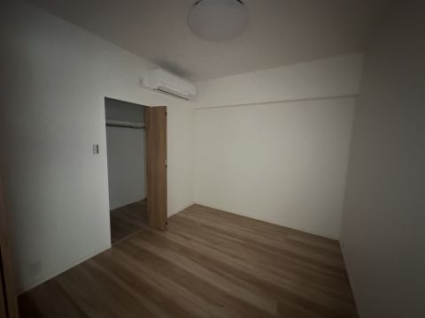 リビング横にある、約4.2帖の洋室◎服が大容量に収納できる、ウォークインクローゼット付◎