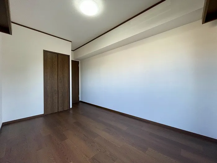 約6.5帖の洋室です。北側のお部屋ですが、窓が2面採光になっているため光は入りやすい造りになっています。落ち着いた空間でワーキングスペースとしてもおすすめです。