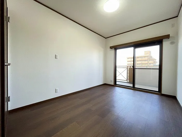 北側約6帖の洋室です。バルコニーに出ることもできるようになっているため開口部は大きく光を取り込みやすいです。開放的なバルコニーで気分転換をすることができます。