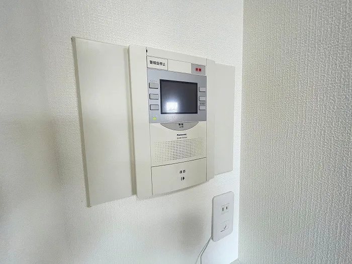 TVモニター付きインターホンです。来客者の顔を確認できるので防犯面でも安心感があります。