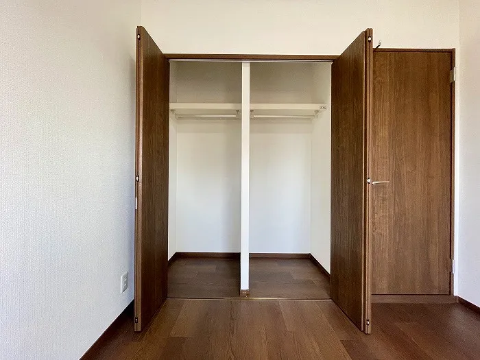 北側約6帖洋室のクローゼットです。大きめのクローゼットが付いているのでお洋服や季節ごとの荷物などしっかりと収納できます。