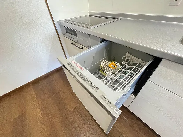 キッチンは家事の負担を軽減してくれる食器洗浄機が付いています。洗剤で手荒れなどしやすい方にもおすすめです。