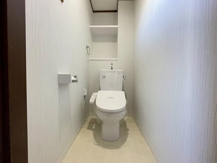 トイレも新品交換済みです。白を基調とした清潔感あふれるトイレになっています。