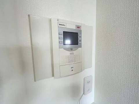 TVモニター付きインターホンです。来客者の顔を確認できるので防犯面でも安心感があります。