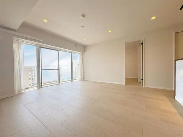 【ＬＤＫ】南東向きの大きな窓から爽やかな風と光を感じる住まい。窓の外には開放感ある景色が広がります！