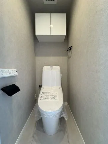 【トイレ】上品なダークグレーのクロスを採用。手洗いと温水洗浄便座付きで毎日快適にお使い頂けます。
