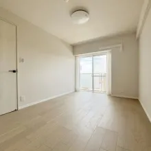【洋室約6.0帖】リビング隣の居室。バルコニーから光が入る明るいお部屋です!