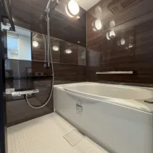 【浴室】ホテルライクなアクセントパネルで仕上げたバスルーム。1日の終わりをゆったりと寛いで頂けます。
