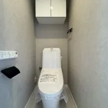 【トイレ】上品なダークグレーのクロスを採用。手洗いと温水洗浄便座付きで毎日快適にお使い頂けます。