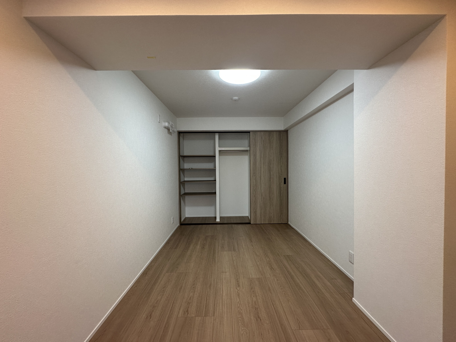 約6帖の洋室◎収納棚＆収納クローゼット付き◎