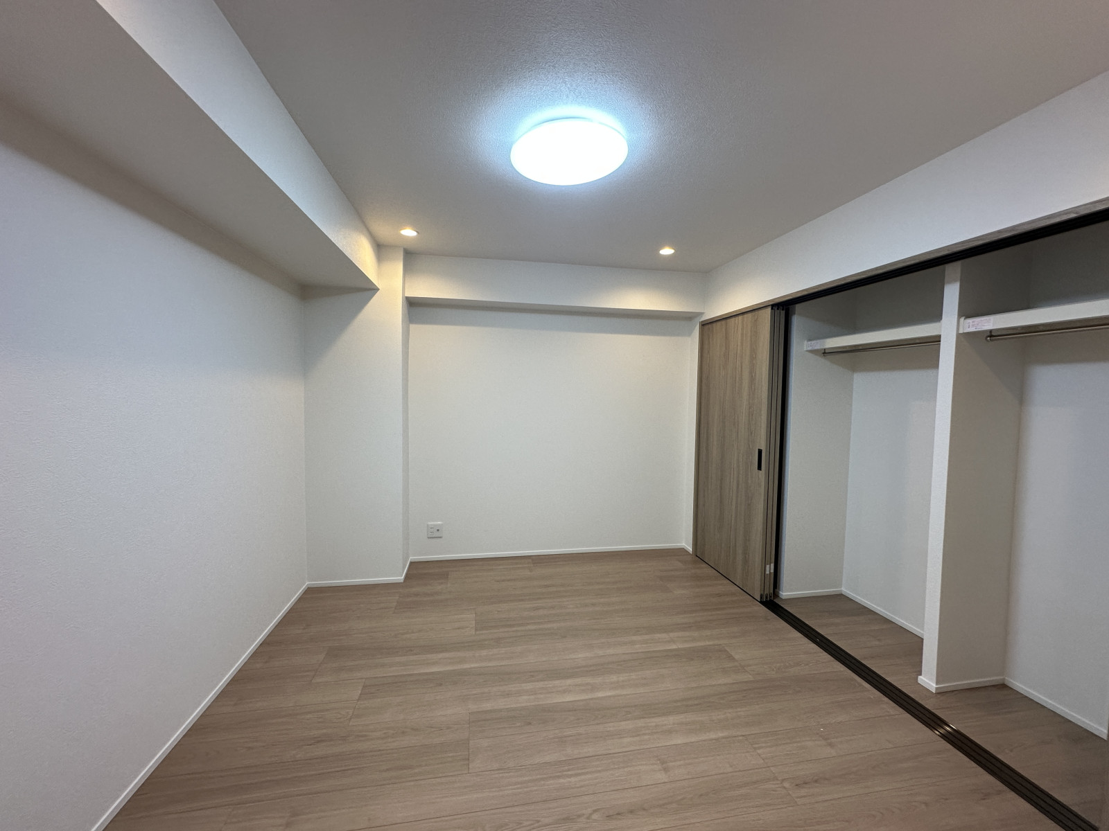 約7.2帖の洋室◎大容量の収納スペース◎