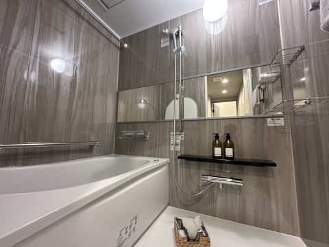 １日の疲れを癒すバスルーム◎ 急な雨の日でも洗濯が干せる浴室乾燥機付きなので便利です◎