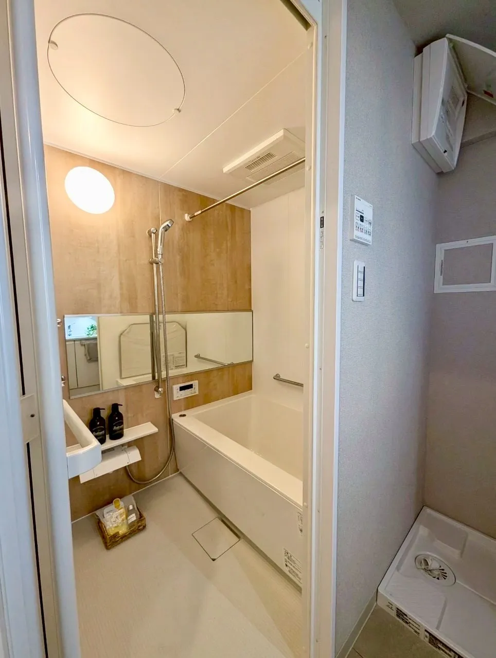 浴室乾燥機付きです。 雨でお洗濯が乾かない時も安心です。 ワイドタイプの鏡付きのバスルームです。